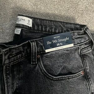 Abercrombie Jeans Mid rise 90’s straight. 28 L Curve love